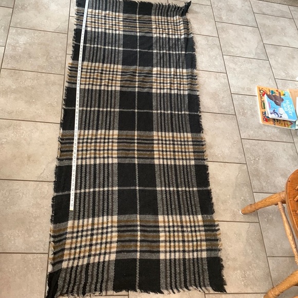 Aritzia Blanket Scarf - Picture 5 of 5